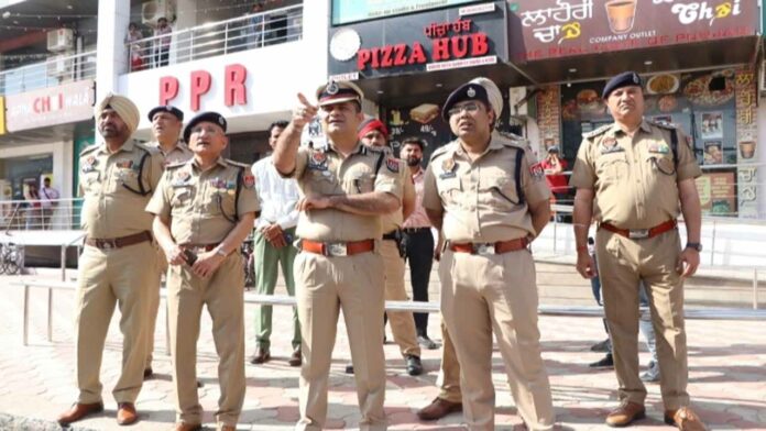 In view of the Lok Sabha elections, the Commissionerate Police took out a flag march under the leadership of Police Commissioner Swapan Sharma.In view of the Lok Sabha elections, the Commissionerate Police took out a flag march under the leadership of Police Commissioner Swapan Sharma.