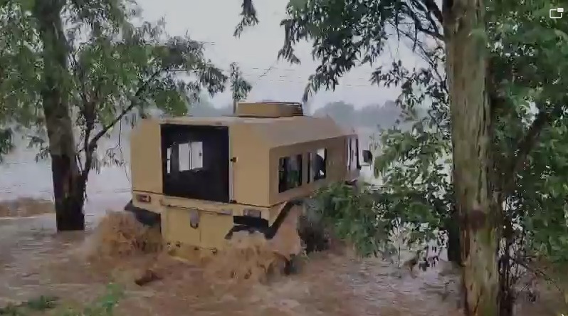 सेना ने रेस्क्यू के लिए पानी-जमीन पर चलने वाले वाहन उतारे