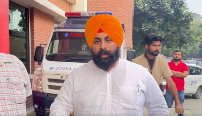 Education Minister's allegation on private hospital of Mohali, patients suffering outside, beds empty inside, make a video on the spot to show the situation, you should also watch it.